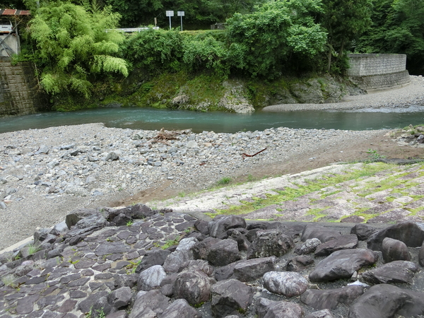 川下側の川沿いにあるキャンプ場です