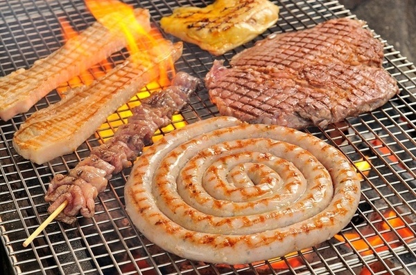 炭火焼きバーベキューはシェフが焼きます