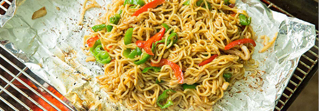 ＜便利グッズ＞バーベキューで本格焼きそばを簡単に作れる「焼きそばシート」を試してみました！