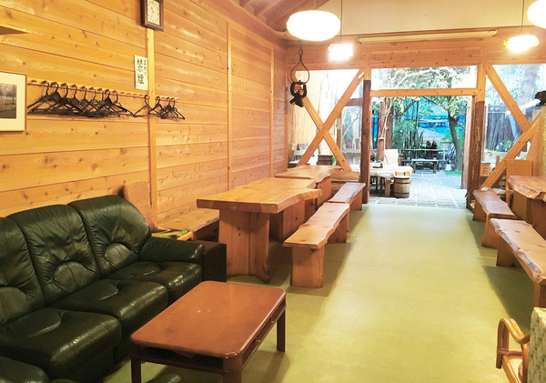 庭に出ると「屋根付きBBQテラス」