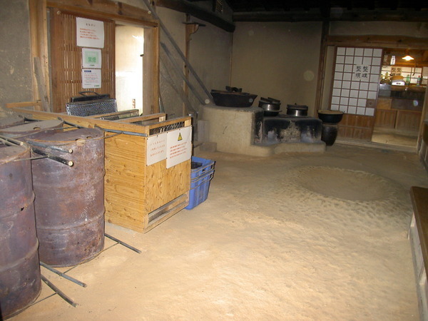 茅葺小屋土間