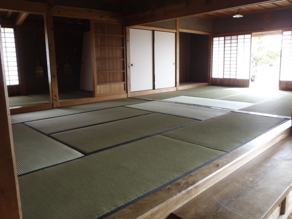 茅葺小屋内部