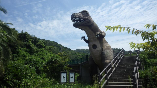 大きな恐竜像 入口
