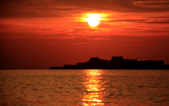 東シナ海に沈む夕日と端島（軍艦島）