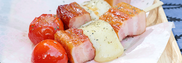 カチョカバロとベーコンの串焼き