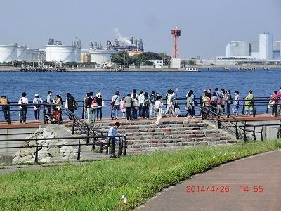 飛行機や大型船舶などを眺めながら、ゆったりと過ごせる