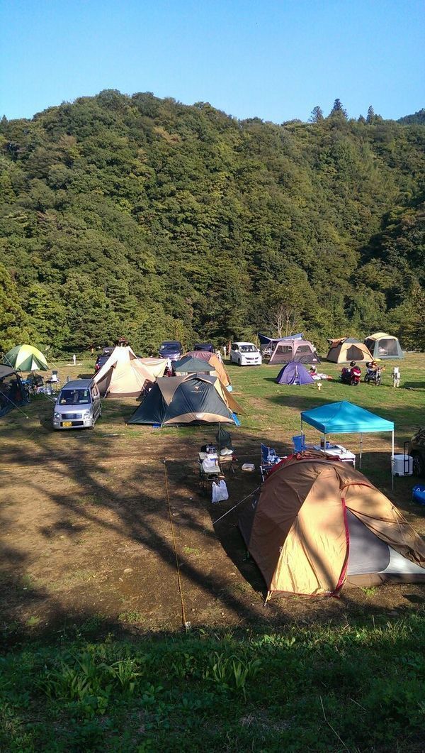山々に囲まれ、目の前には道志川。釣りなども楽しめる