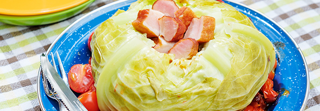丸ごとキャベツとベーコンのコンソメ煮（初級バーべキューレシピ）