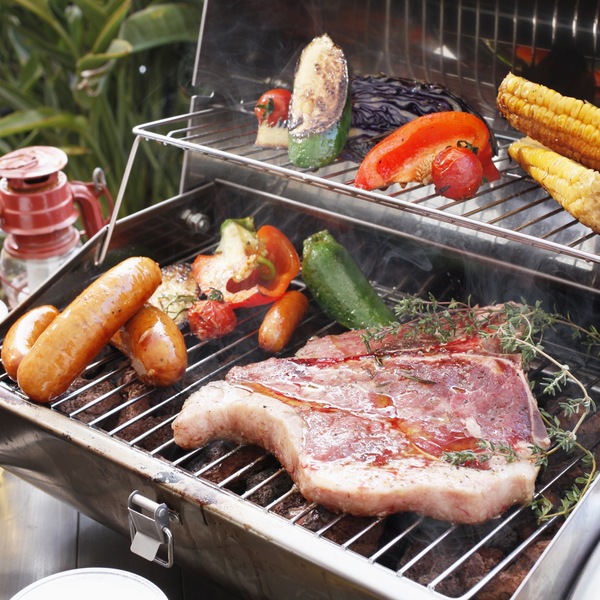 溶岩石のBBQコンロでお肉を焼き上げます
