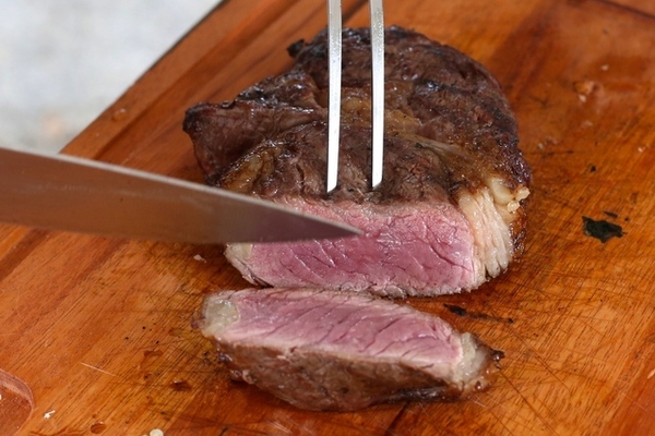 切り分けて食べる！Share the Meat