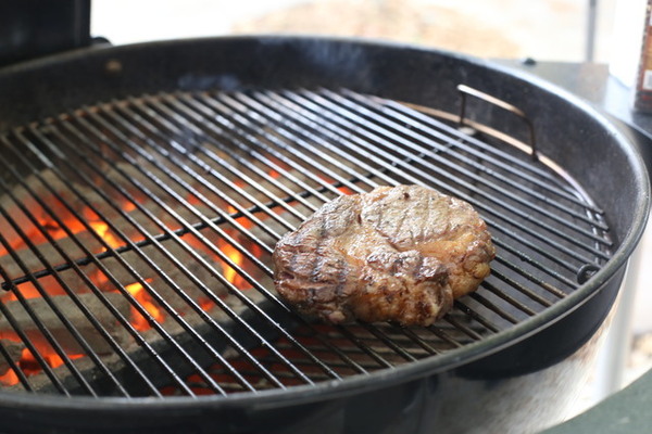 本格的グリルで焼く肉はジューシー!!