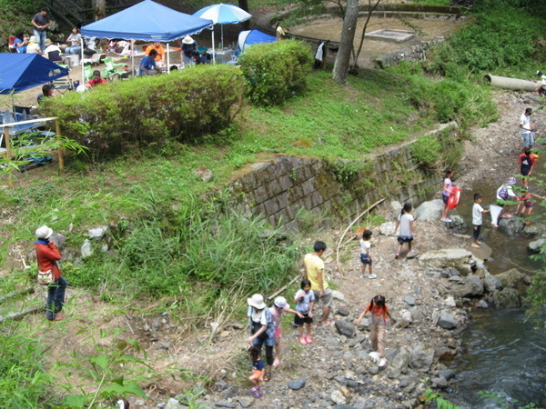屋外バーベキュー場水遊び風景