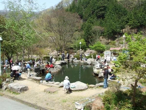 マス釣り場が併設されています