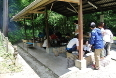 屋根付きの炊飯所