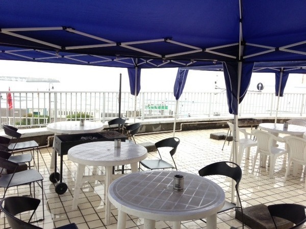 雨でもタープの下でBBQができる