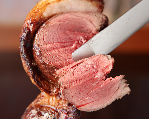 大きなお肉を目の前で切ってくれるので迫力満点！