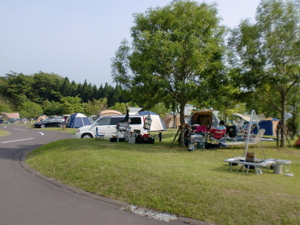 自然溢れる公園内にあるオートキャンプ場