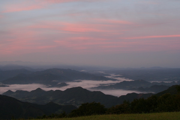 九州山脈の1,000ｍ級の山並みを一望