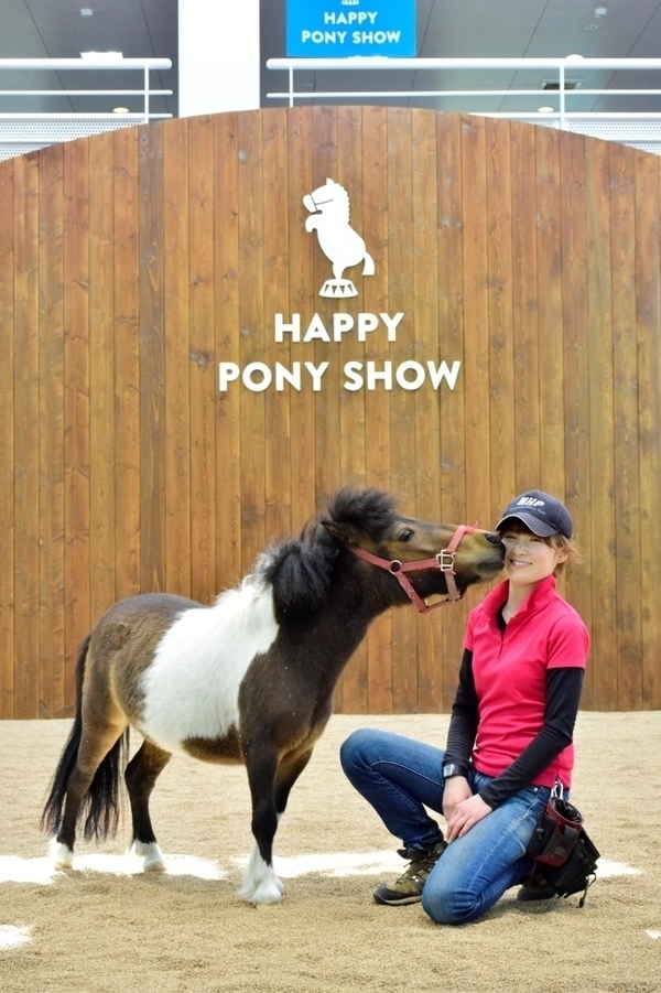 小さなポニーによる「HAPPYポニーショー」を毎日開催