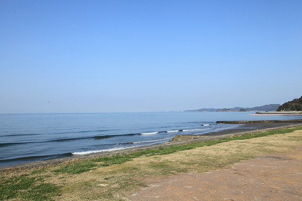 日本の渚100選にも選定された波静かな遠浅の二見浦海岸