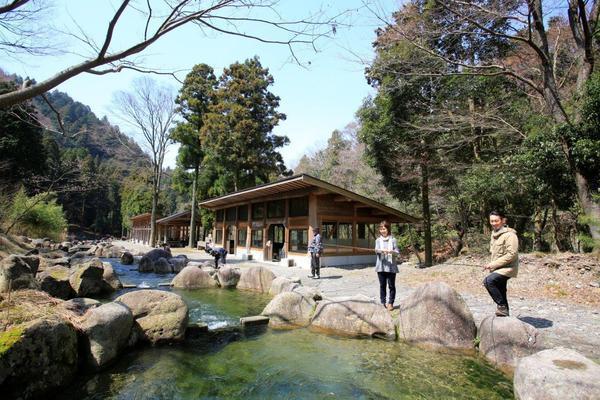 人工渓流で釣り