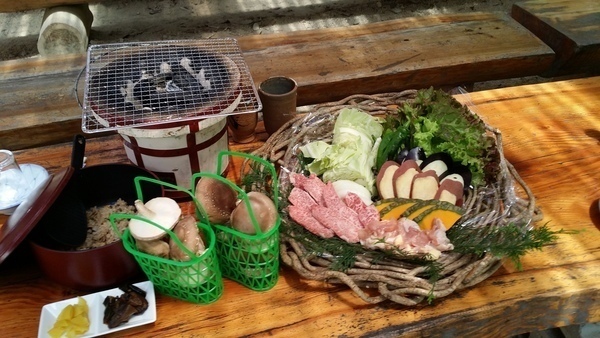 炭火で焼くバーベキュー