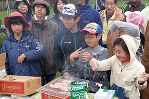 段ボールスモーカーの作り方を説明