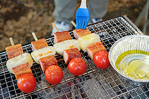 カチョカバロとベーコンの串焼き行程4