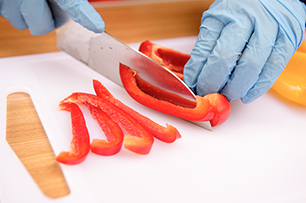 鶏モモ肉のアヒージョ_行程1