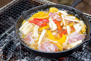 鶏モモ肉のアヒージョ_行程3