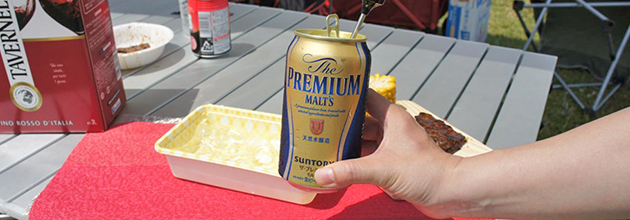 氷水の中でビールを回転させて冷やす方法