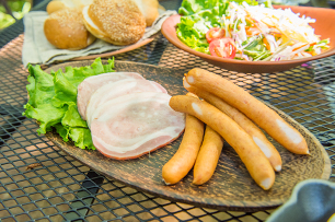 炙ってすぐに食べられるウィンナーやソーセージステーキは野菜とともにＢＢＱバーガーやホットドッグで！
