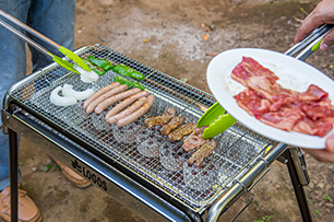 火が熾ったので焼肉バーベキューを楽しみます。