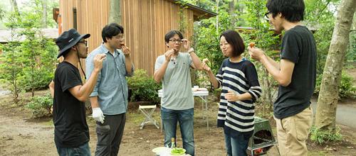 試食する様子