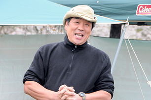 あいさつをする榊さん