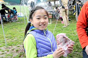 お肉を運ぶお手伝いをするお子さん