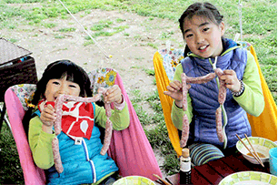ソーセージをもった子供達の様子
