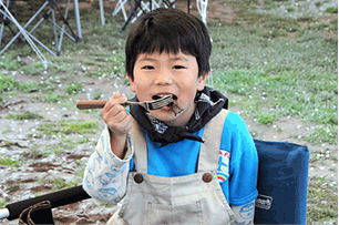 ハラミを試食するお子さん