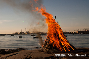 夏至祭のかがり火（コッコ）