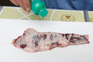 縁側カルビwith炭火焼ネギソース_行程1
